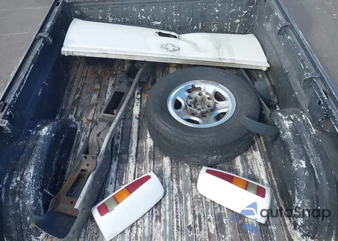 2001 Chevrolet Silverado 1500 из США, поврежденный, VIN 1GCEC14W71Z217897